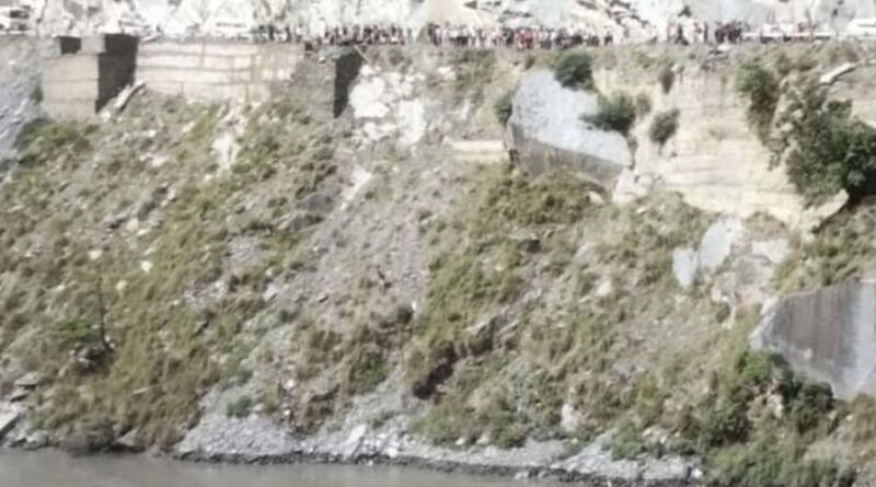 अनियंत्रित होकर अल्टो कार गिरी डैम में तलाश जारी…