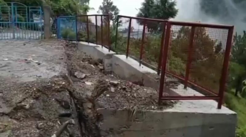 देखते ही देखते डैह गया लाखों का डंगा…भ्रष्टाचार की भेंट चढ़ रहे सड़क किनारे बनाए गए डंगे..