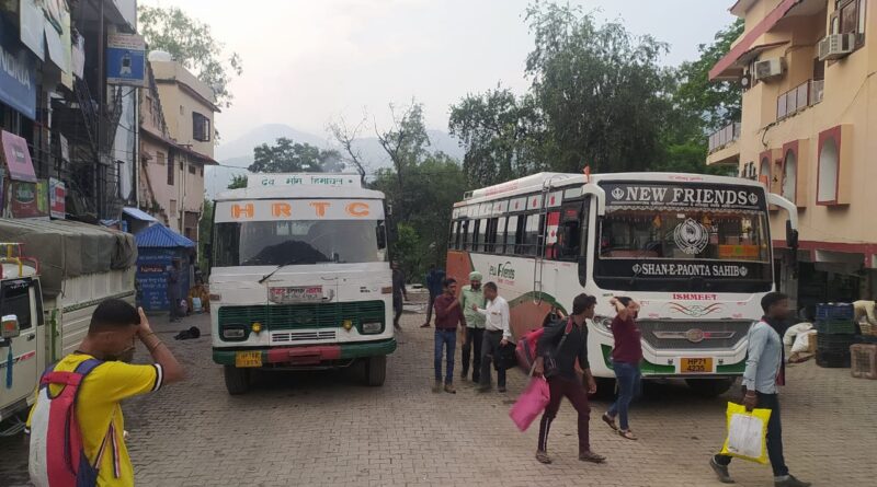 HRTC Bus में बैठ शराब पीने व पत्रकार से झगड़ा करने वाले Driver के खिलाफ FIR 