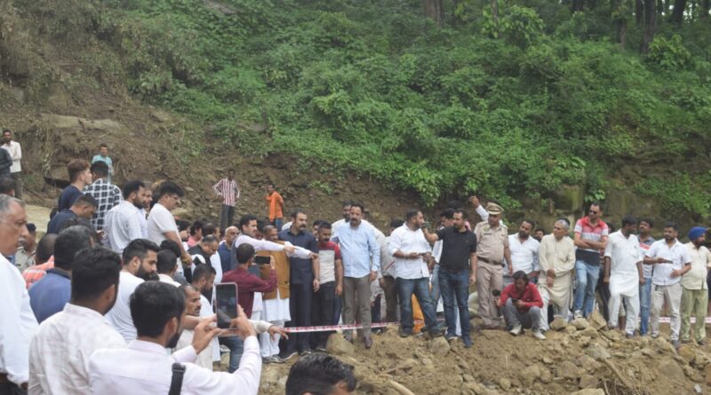 आपदा की इस घड़ी में प्रदेश सरकार प्रभावित परिवारों के साथ -विक्रमादित्य सिंह