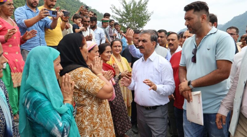 मुख्यमंत्री सुखविंदर सिंह सुक्खू ने दिया विनोद कुमार को 20 लाख का चैक…