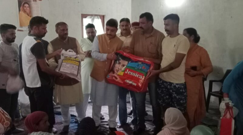 सिरमौरी ताल:- प्रभावित परिवारों को वितरित की राहत सामाग्री 