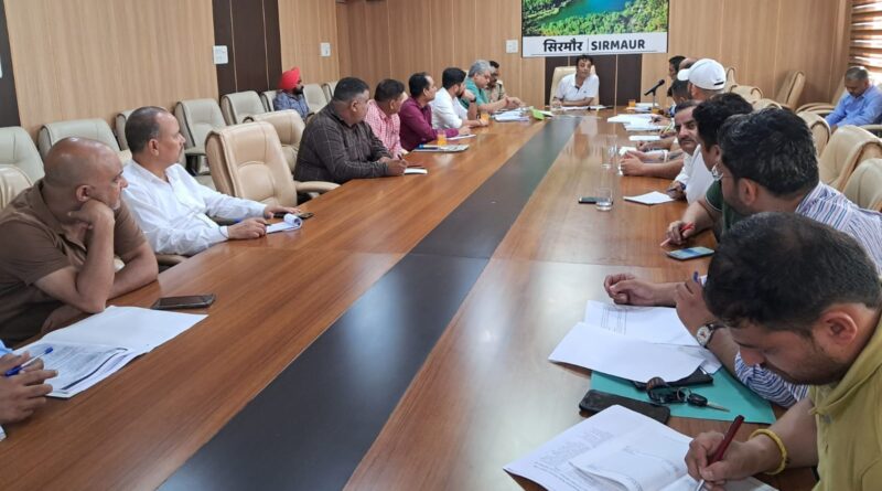 शहरी क्षेत्रों के साथ ही पंचायतों में भी व्यवस्थित हो कचरा निष्पादन प्रक्रिया-विवेक शर्मा 