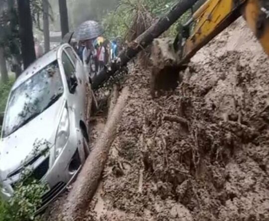 लैंडस्लाइड होने से सड़क के किनारे पार्क तीन गाड़ियां भूस्खलन की चपेट…