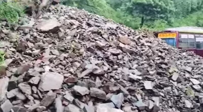 भारी बारिश के चलते मलबे की चपेट में आने से पति-पत्नी की मौत… दुखद 