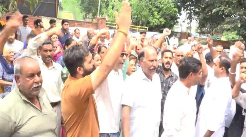 प्रधान की गिरफ्तारी पर ग्रामीणों द्वारा जमकर नारेबाजी…