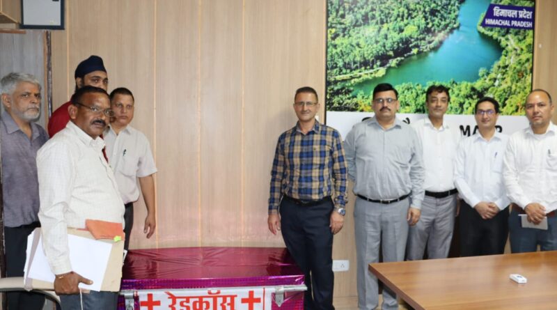 रेडक्रास के रैफल ड्रा में टिकट न. 028026 को पहले ईनाम के रूप में मिली बिजली की स्कूटी