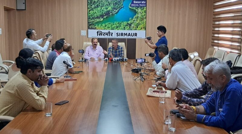 पंचायत संस्थानों में रिक्त पदों पर निर्वाचन हेतु निर्वाचक नामावली संशोधन कार्यक्रम प्रारम्भ-सुमित खिमटा 