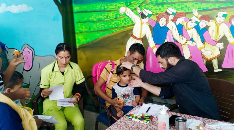 शिशु रोग विशेषज्ञ ने सैनवाला में जांचा 250 स्कूली व बाहरी बच्चों का स्वास्थ्य  