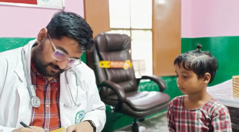 बरमपापड़ी स्कूल में शिशु रोग विशेषज्ञ ने जांचा 125 स्कूली बच्चों का स्वास्थ्य  