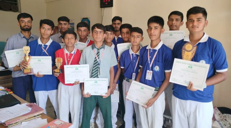 अंडर-19 के छात्रों का विद्यालय में पहुंचने पर जोरदार स्वागत…