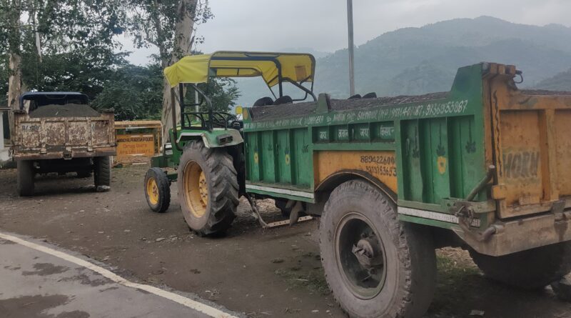 अवैध खनन करते दो ट्रैक्टर जब्त…9,000 रुपये वसूला जुर्माना