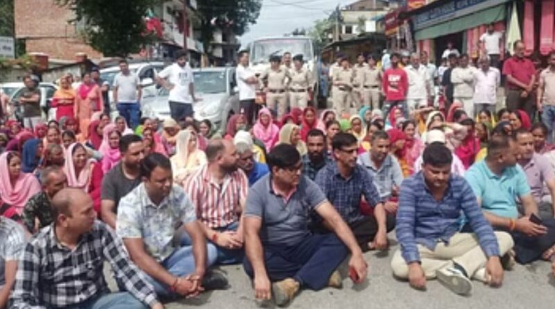 पिता पर अपनी ही बेटी की हत्या के आरोप…तनाव के बीच पुलिस बल तैनात 