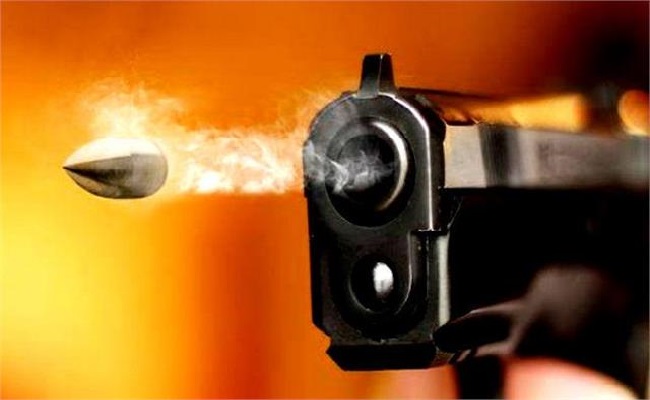 घर में रखी बंदूक से फोटो खिंचवाना पड़ा महंगा…एक गंभीर घायल…पुलिस ने किया मामला दर्ज…
