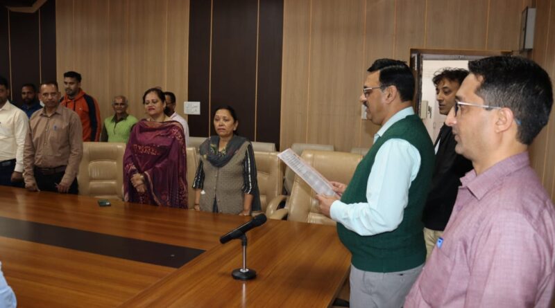 ए.डी.एम. एल.आर वर्मा ने अधिकारियों और कर्मचारियों को दिलवाई राष्ट्रीय एकता की शपथ 