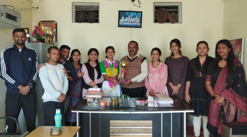ए.के. एम.छात्रा रिद्धि ठाकुर का नेशनल बैडमिन्टन चैंपियनशिप में चयन…प्रधानाचार्य ने दी बधाई 