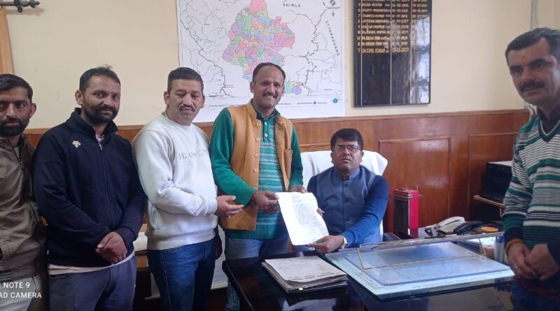घंटों बिजली गुल रहने को लेकर व्यापार मंडल ने एसडीएम संगड़ाह को सौंपा ज्ञापन 