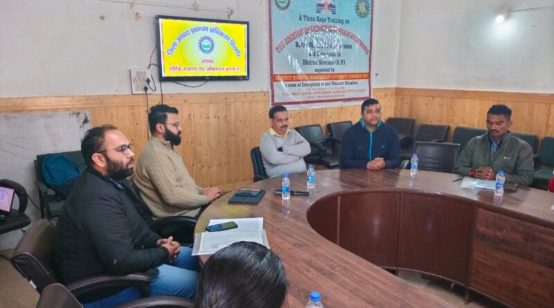 तीन दिवसीय आपदा प्रबंधन प्रशिक्षण कार्यक्रम का उपमंडल अधिकारी (नागरिक) पच्छाद, डॉ संजीव कुमार धीमान ने किया समापन*