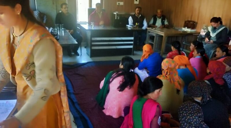 केन्द्र प्रायोजित योजनाओं की जानकारी हासिल कर रहे हैं पंचायतों के निवासी