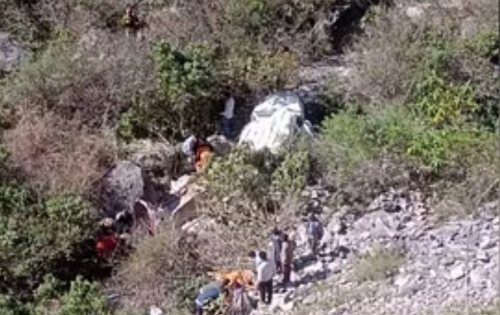 दर्दनाक हादसा… चार महिला सहित चालक की मौत… छः गंभीर घायल 