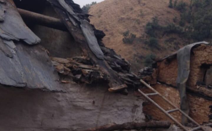 संगड़ाह के भलाड़ गांव मे आगजनी से पूरी तरह राख हुआ मजदूर का मकान