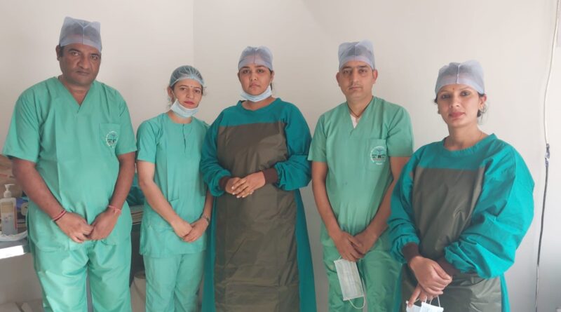 डॉ दिनेश बेदी और उनकी टीम ने 64 रसोलियाँ निकाल बचाई महिला की जाँच 