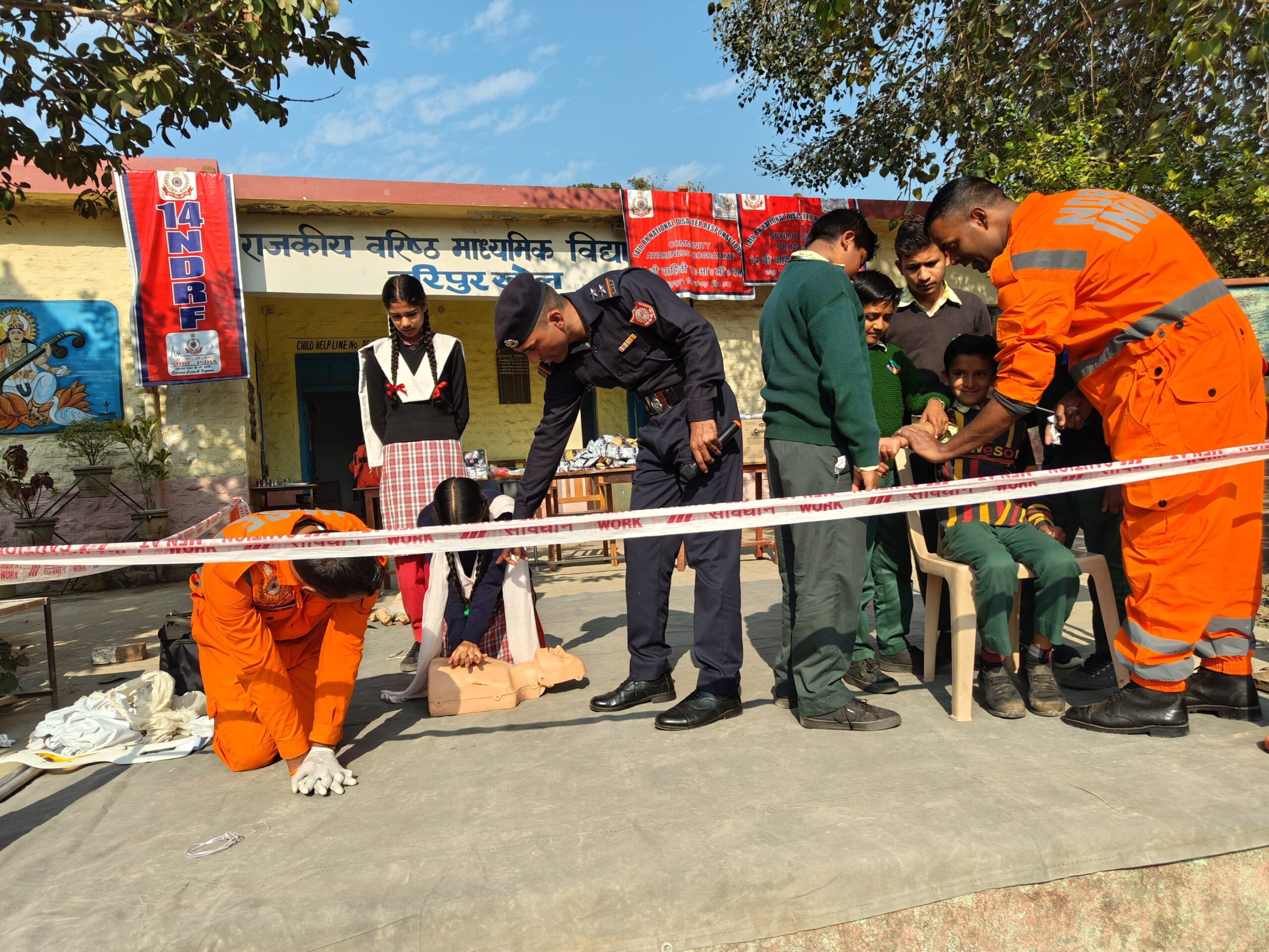 राष्ट्रीय आपदा मोचन बल (NDRF) ने स्कूली बच्चों को सिखाईं आपदा प्रबंधन की तकनीकें….