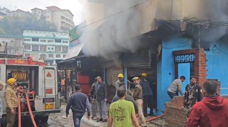 तीन मंजिला भवन में लगी आग,लोगों में मची अफरातफरी