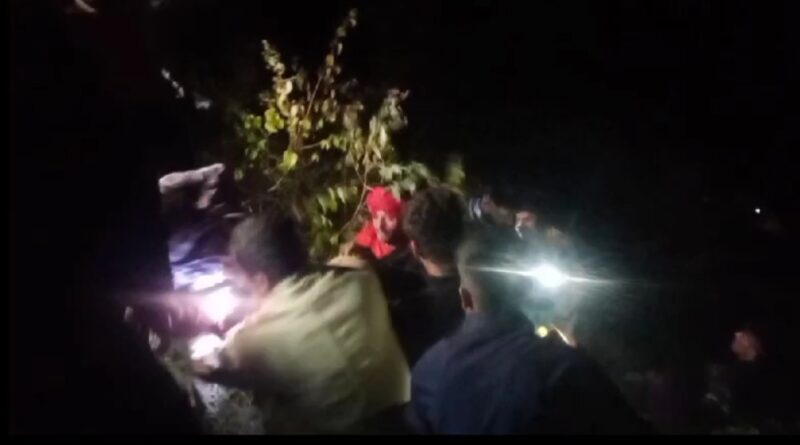 Limestone लेकर जा रहा Tipper खाई में गिरने से 2 लोगों की मौत… अन्य दो घायल….