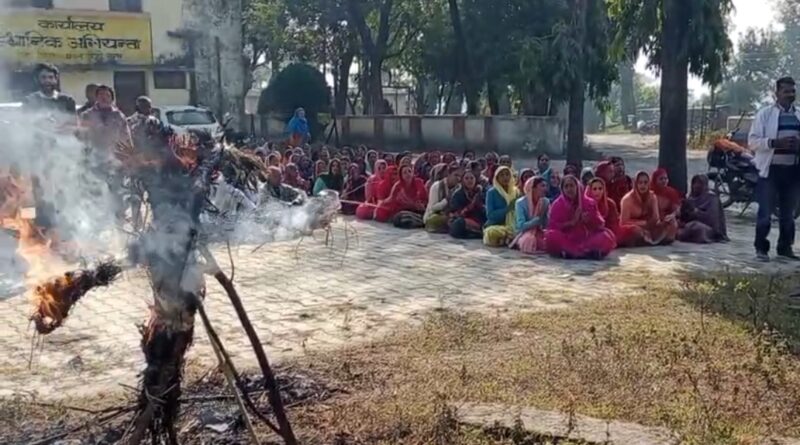 घुमंतू गुर्जरों से करवाए अवैध कब्जे…. मंत्री का पुतला फुका….