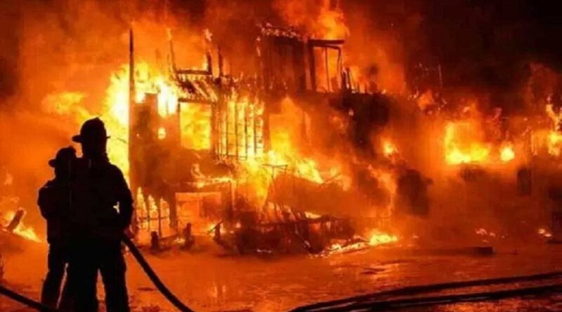 भीषण अग्निकांड में 15 कमरे जल कर राख….40 वर्षीय गंभीर घायल
