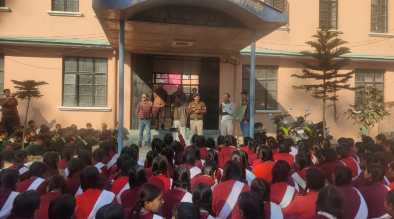 500 छात्र छात्राओं को दी सड़क नियमों की जानकारी… ताकि दुर्घटनाओं पर लगे विराम…