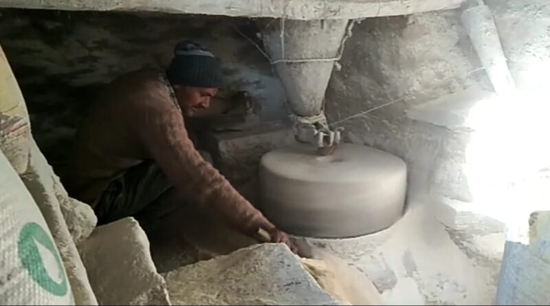 सदियां बीत जाने के बाद भी संगड़ाह में अपनी रफ्तार से चल रहे हैं डेढ़ दर्जन घराट