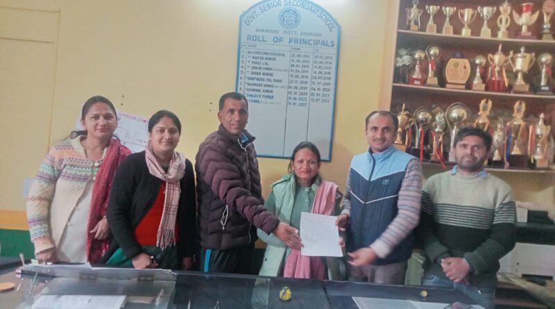 सिरमौर के एसएमसी शिक्षक अनिश्चितकालीन पेनडाउन हड़ताल पर..