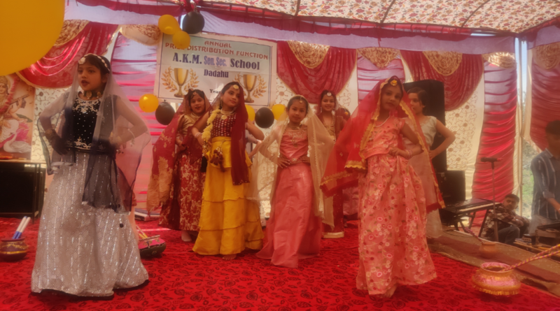 A.K.M स्कूल में धूमधाम से मनाया गया वार्षिक समारोह….