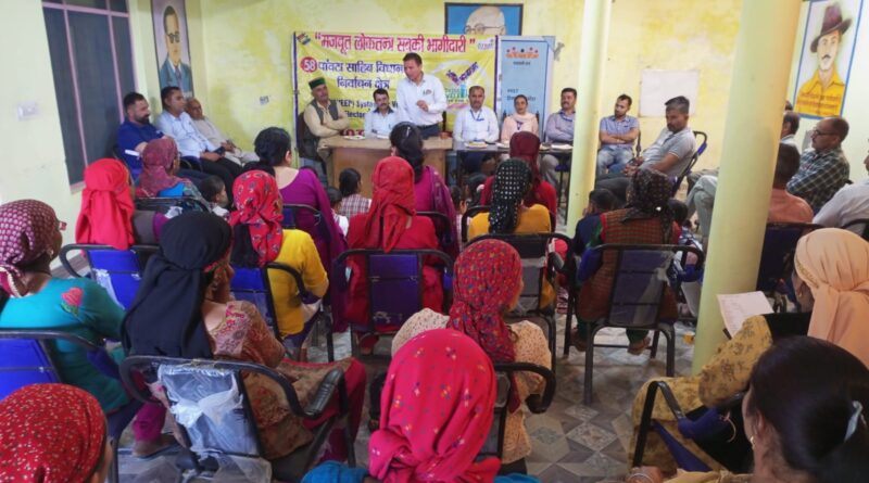 स्वीप टीम ने पांवटा साहिब की बनौर पंचायत में समझाया वोट का महत्व