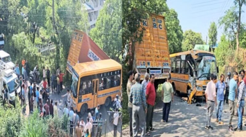 निजी स्कूल बस और ट्राले की टक्कर..20 से अधिक विद्यार्थी घायल