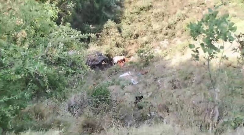 संगड़ाह की दुर्गा Limestone Mine के समीप खाई मे जा गिरी Pick-up 