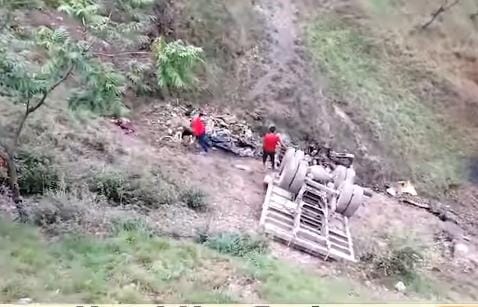 पांवटा शिलाई मार्ग पर दर्दनाक सड़क हादसा…एलएनटी से लदा‌‌ ट्रक गिरा खाई में 