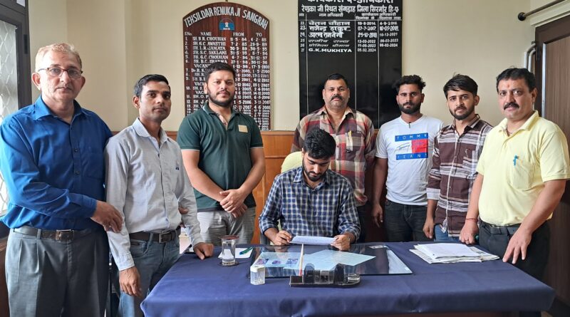 पटवारी कानूनगो संघ संगड़ाह ने तहसीलदार को सौंपी चाबियां