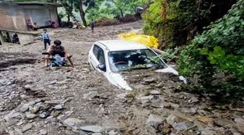 मूसलाधार बारिश से सराज में तबाही… मलबे में दबी कार,बाइकें