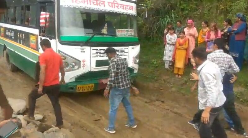 सवारियों से भरी HRTC बस दलदल में फंसी…