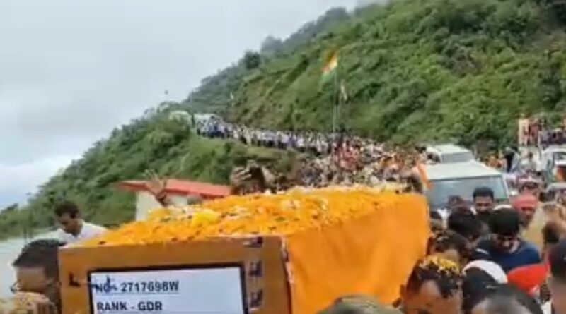 शहीद आशीष को श्रद्धांजलि देने के लिए उमड़ी भीड़…पार्थिव शरीर पहुंचा पैतृक गांव…