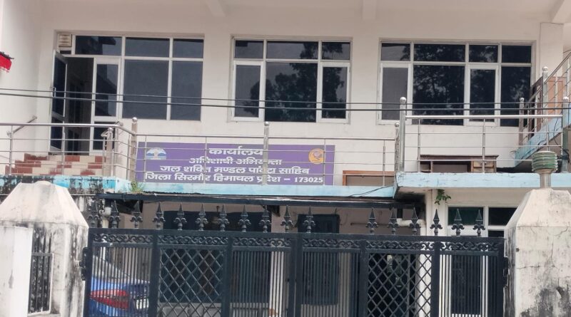 सरकारी आवासीय कालोनी में चीखतीं चिल्लाती यूवती के लिए फरिश्ता बनी वनरक्षक….पढ़े क्या है पूरी खबर