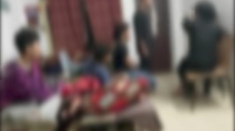 रैगिंग करने वाले तीन छात्रों को पुलिस ने किया गिरफ्तार….जबरन शराब पिलाने और मारपीट के आरोप