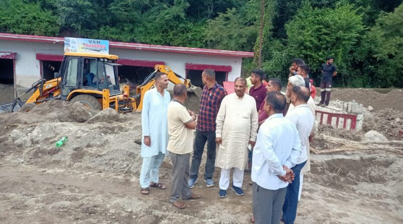 अंबोया में बादल फटने से हुए प्रभावित लोगों को देखने पहुंचे पूर्व उर्जा मंत्री…..