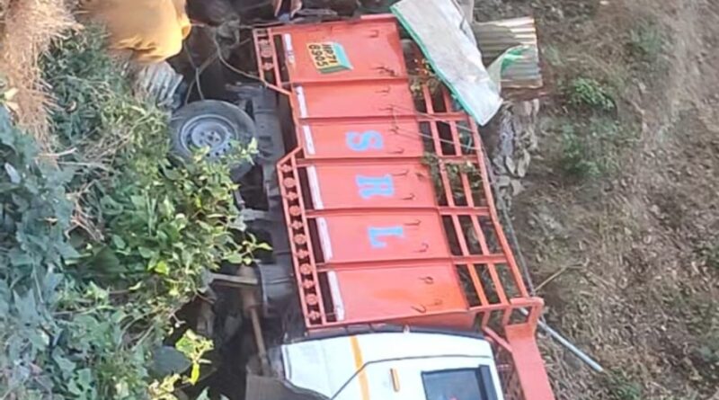 संगड़ाह गौशाला पर जा गिरी दुर्घटनाग्रस्त पिक-अप