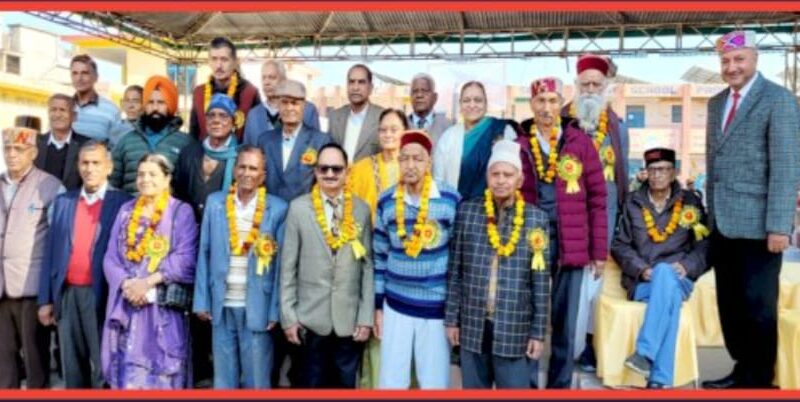 75-80 वर्षीय सेवानिवृत शिक्षकों को किया गया सम्मानित….
