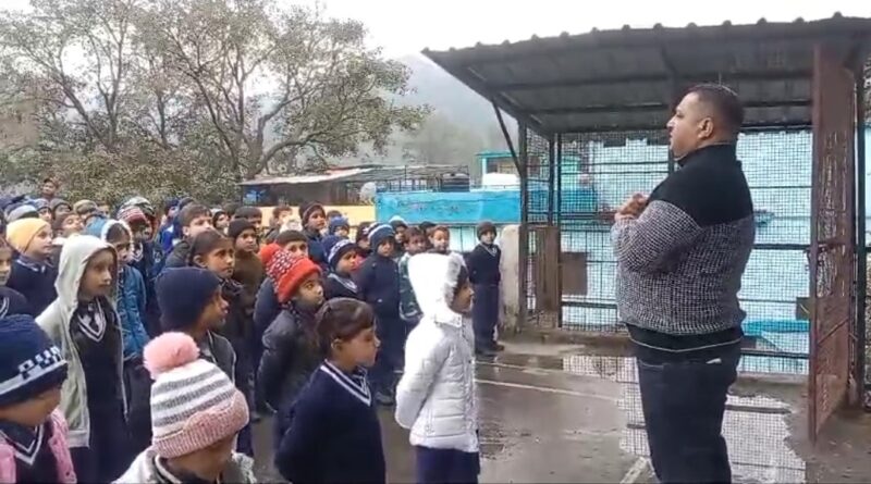 अनुशासन, चरित्र और संस्कार छात्र जीवन में सबसे महत्वपूर्ण…डी०ए०वी एन० पब्लिक स्कूल में बताया महत्व 