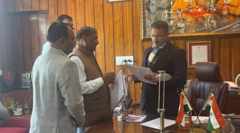 बरसात में हुआ नुकसान, नहीं मिला अब तक मुआवजा… विधायक मिले डीसी से….